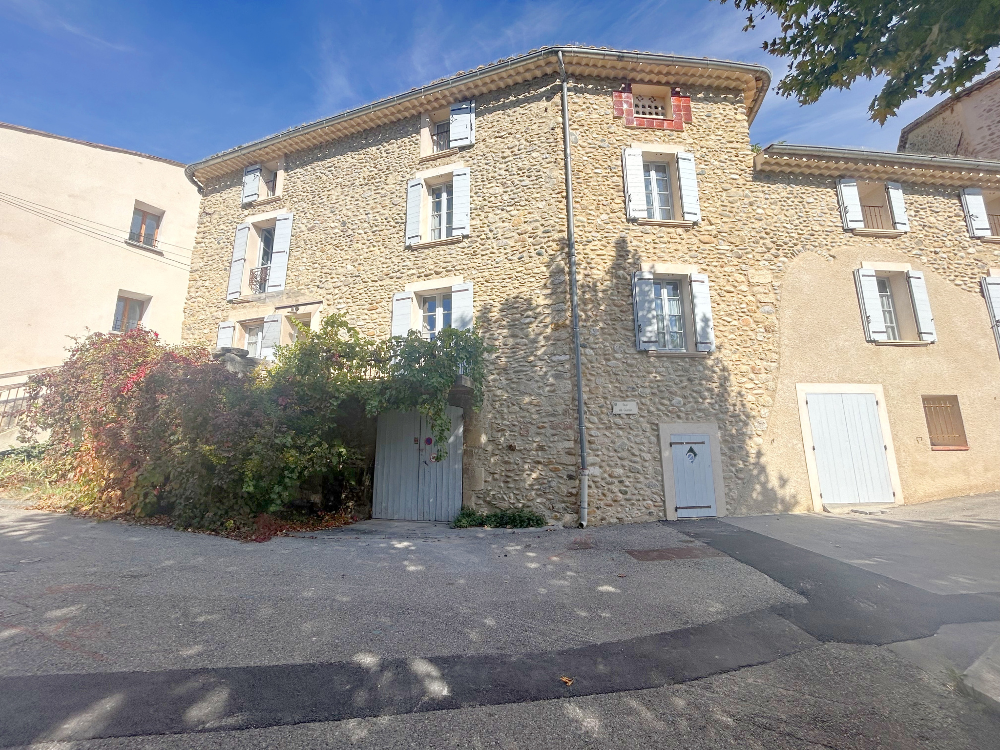 COUP DE CŒUR À LA BRILLANE   MAISON EN PIERRE DE 316 M2 AVEC FORT POTENTIEL