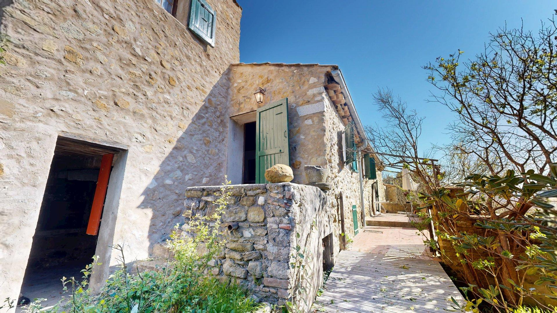 MAS PROVENCAL 280 M2 - PROPRIETE 4 HECTARES - OLIVERAIE